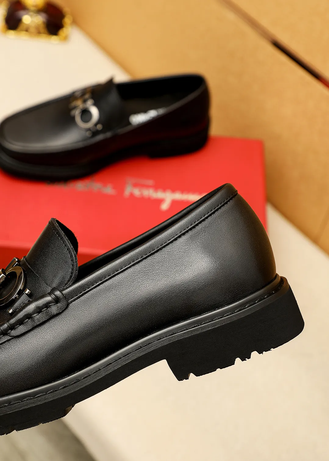 Men's shoes 💰520 💐 Product trademark: Ferragamo "Ferragamo" casual leather shoes Regular size: 38-44 (45.46🉑️customized) Product materials: Selected imported first-layer calfskin upper + original hardware buckle, imported water-dyed cow leather lining. Strong three-dimensional visual effect, original outsole color: 2 colors available